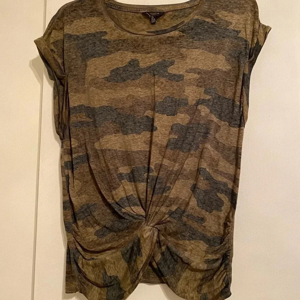 Lucky Brand Army Green Camo Twist Front Tee Shirt rRolled Sleeve Women Size S/P - Picture 4 of 4